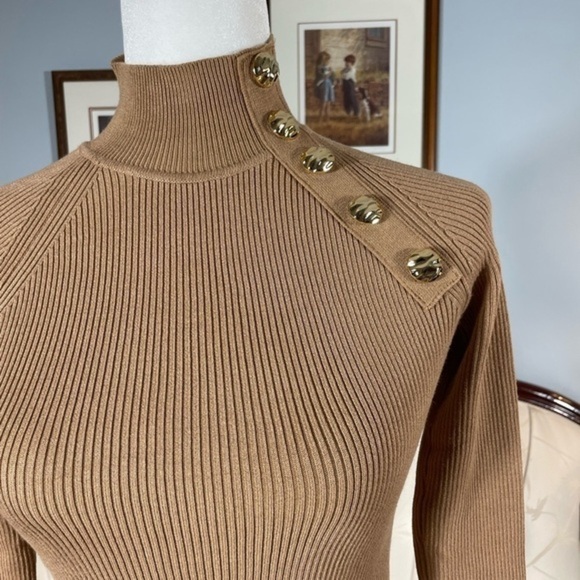 Zara Beige Ribbed Slightly Cropped Gold Hardware Mockneck Sweater Size Small - Picture 3 of 10